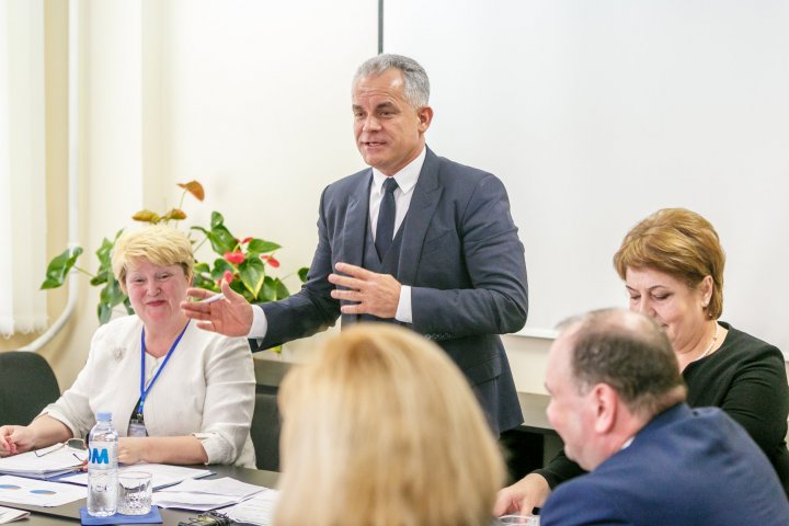 Vlad Plahotniuc în vizită la Ungheni. Oamenii salută reforma prin care au fost majorate salariile și sunt bucuroși că pot să lucreze acasă