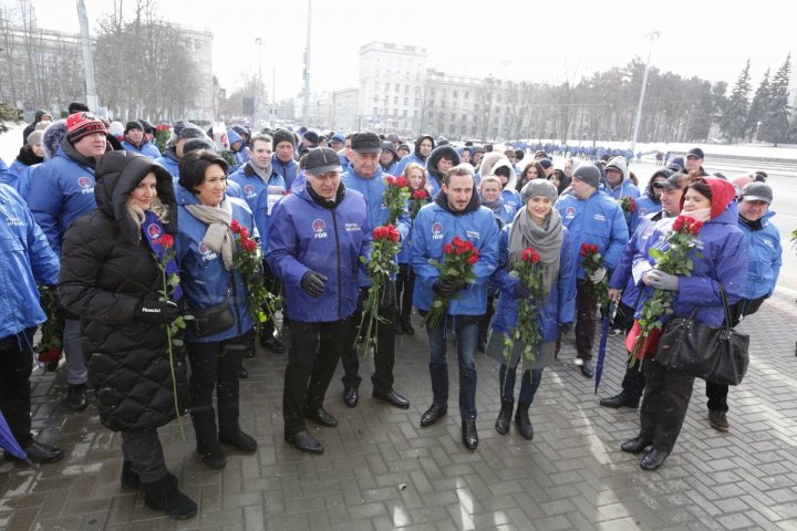 TRANDAFIRI DE DRAGOBETE. Candidaţii PDM, în frunte cu Andrian Candu, au împărțit flori tuturor femeilor