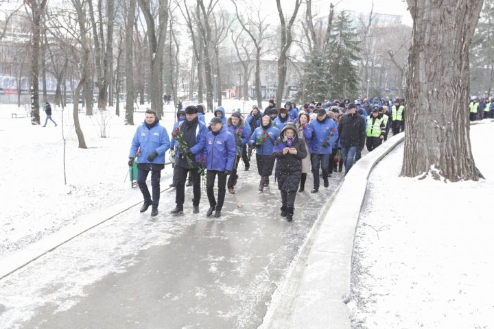 TRANDAFIRI DE DRAGOBETE. Candidaţii PDM, în frunte cu Andrian Candu, au împărțit flori tuturor femeilor