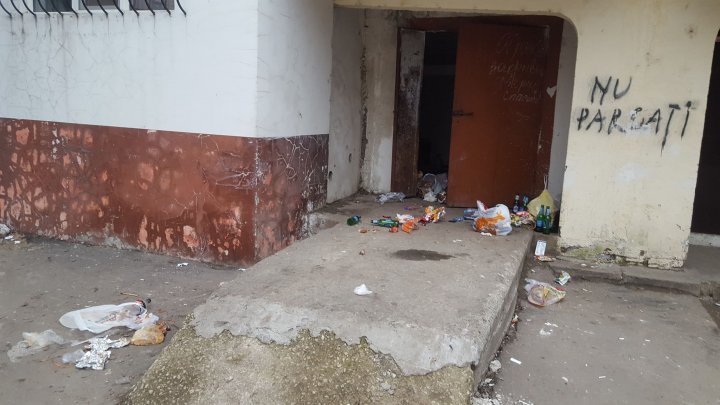 DEZASTRU TOTAL! Povestea oamenilor dintr-un bloc din Capitală care trăiesc cu gunoiul sub fereastră (FOTO)