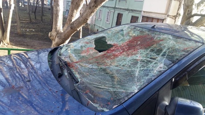 O mașină cu parbrizul stricat și plin de sânge, spaima trecătorilor din sectorul Buiucani al Capitalei (FOTO)