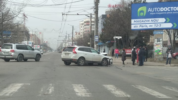 ACCIDENT VIOLENT pe strada Alba Iulia din Capitală. O mașină de lux a fost făcută zob (FOTO)