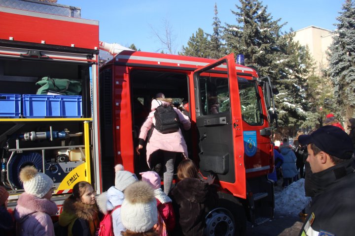 Elevii unui liceu din Capitală au fost învățați de către un echipaj de pompieri cum să se apere de foc (FOTO)