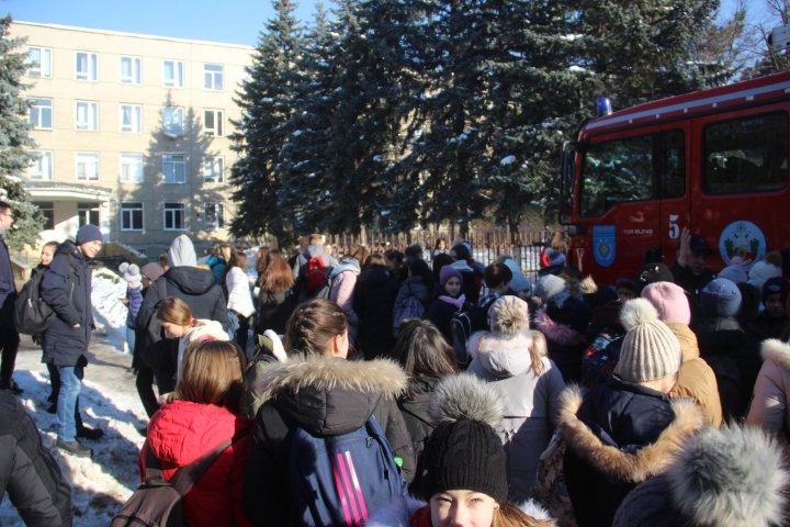 Elevii unui liceu din Capitală au fost învățați de către un echipaj de pompieri cum să se apere de foc (FOTO)