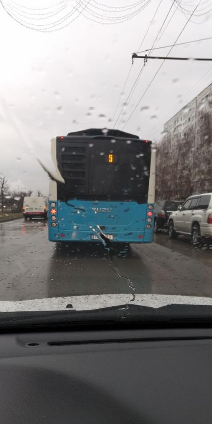 PRIMELE AUTOBUZE PUSE PE LINII. Ce părere au oamenii, şoferii şi taxatoarele