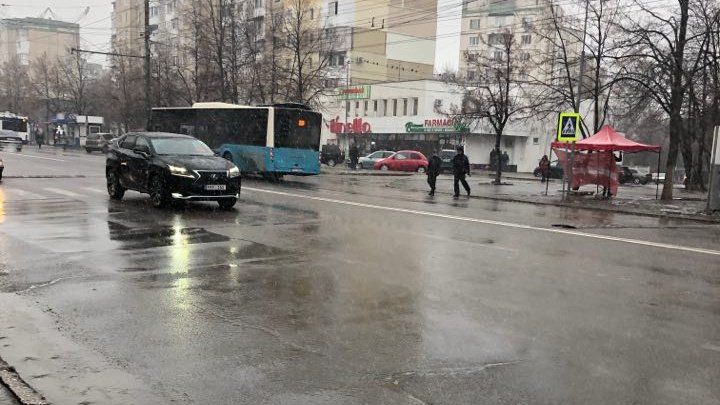 PRIMELE AUTOBUZE PUSE PE LINII. Ce părere au oamenii, şoferii şi taxatoarele