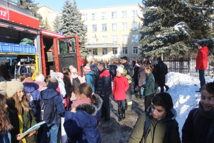 Elevii unui liceu din Capitală au fost învățați de către un echipaj de pompieri cum să se apere de foc (FOTO)