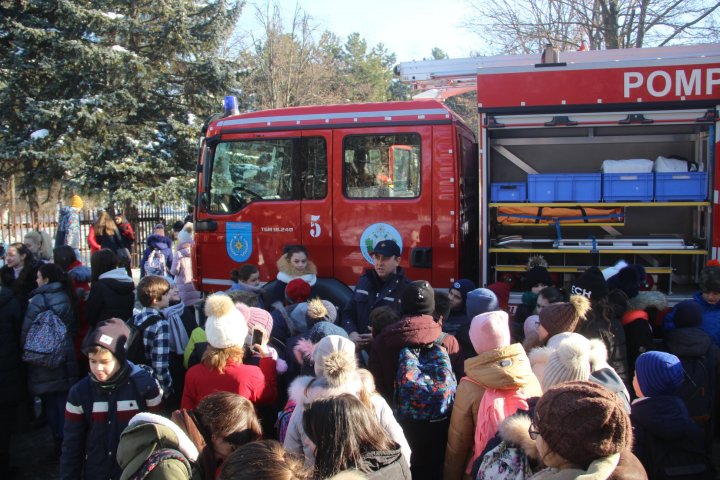 Elevii unui liceu din Capitală au fost învățați de către un echipaj de pompieri cum să se apere de foc (FOTO)