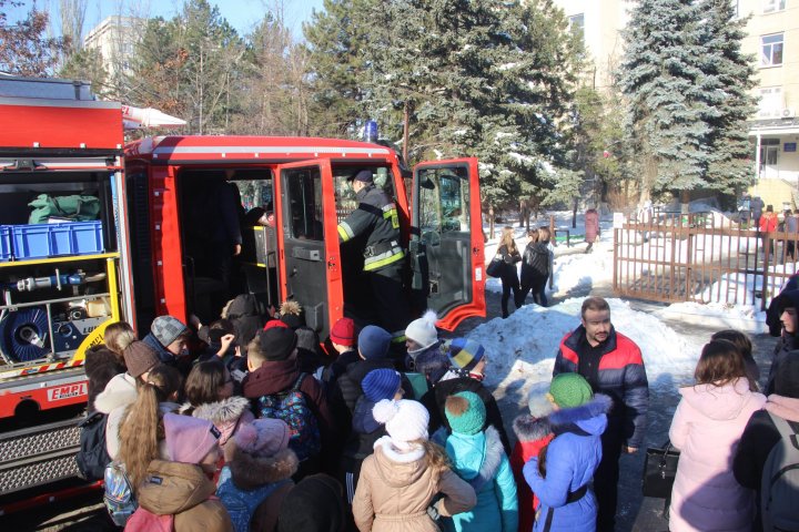 Elevii unui liceu din Capitală au fost învățați de către un echipaj de pompieri cum să se apere de foc (FOTO)