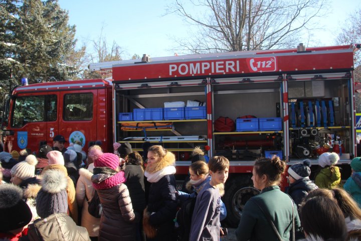 Elevii unui liceu din Capitală au fost învățați de către un echipaj de pompieri cum să se apere de foc (FOTO)