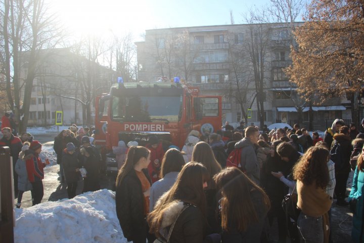 Elevii unui liceu din Capitală au fost învățați de către un echipaj de pompieri cum să se apere de foc (FOTO)