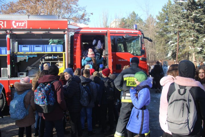 Elevii unui liceu din Capitală au fost învățați de către un echipaj de pompieri cum să se apere de foc (FOTO)