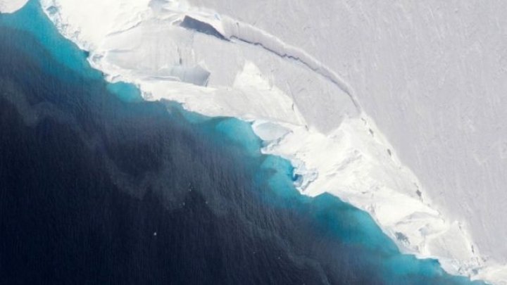 Cercetătorii NASA au descoperit o gaură uriaşă sub un gheţar masiv din Antarctica