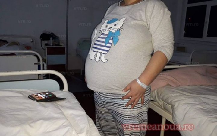 DE RÂS ȘI DE PLÂNS. O femeie crede că e însărcinată, iar medicii susţin că este doar obeză