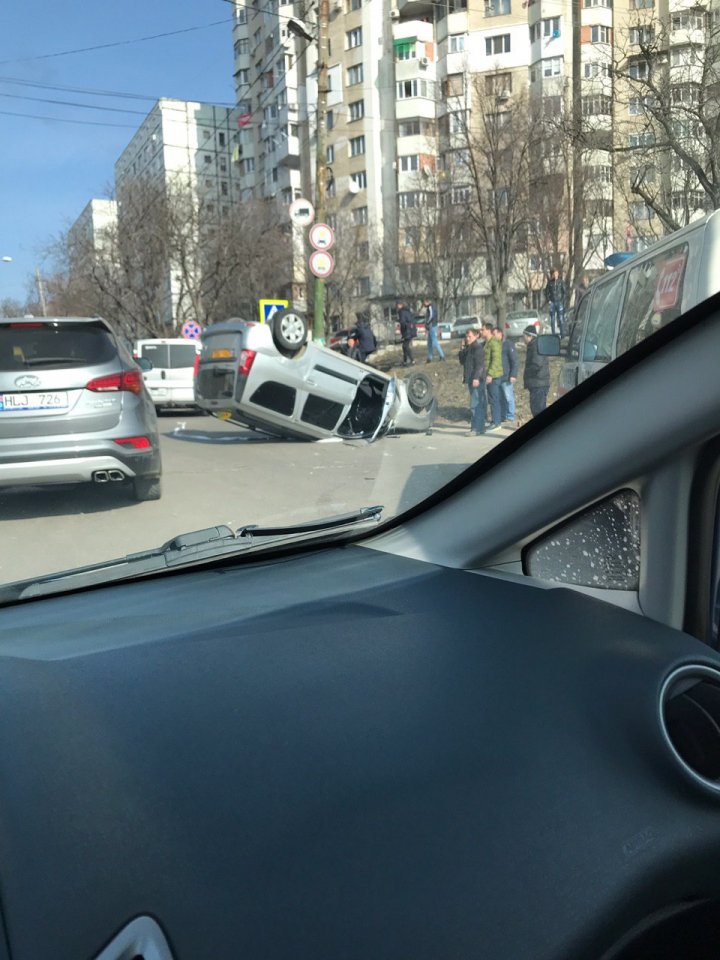 GRAV ACCIDENT în Capitală. Un taxi s-a răsturnat. Ambulanța, la fața locului (VIDEO)