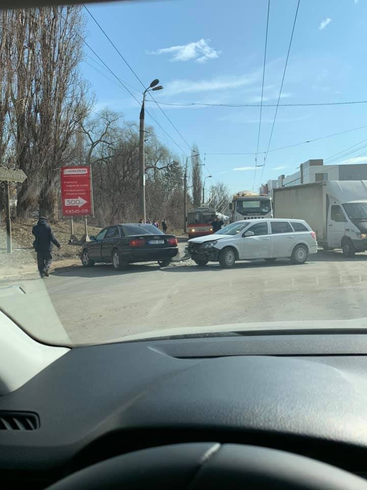 ACCIDENT pe strada Uzinelor din Capitală. Două mașini s-au ciocnit violent (VIDEO/FOTO)