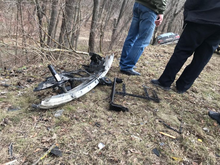 ACCIDENT GRAV în Capitală. A DOBORÂT cu maşina un copac şi s-a răsturnat într-un şanţ. Poliţia, pompierii, la faţa locului  (FOTO/VIDEO)