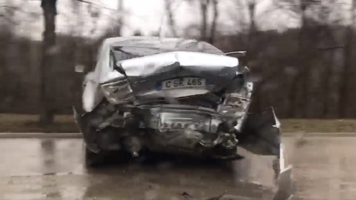 ACCIDENT GRAV în sectorul Rîşcani al Capitalei. Două maşini s-au lovit violent (VIDEO/FOTO)