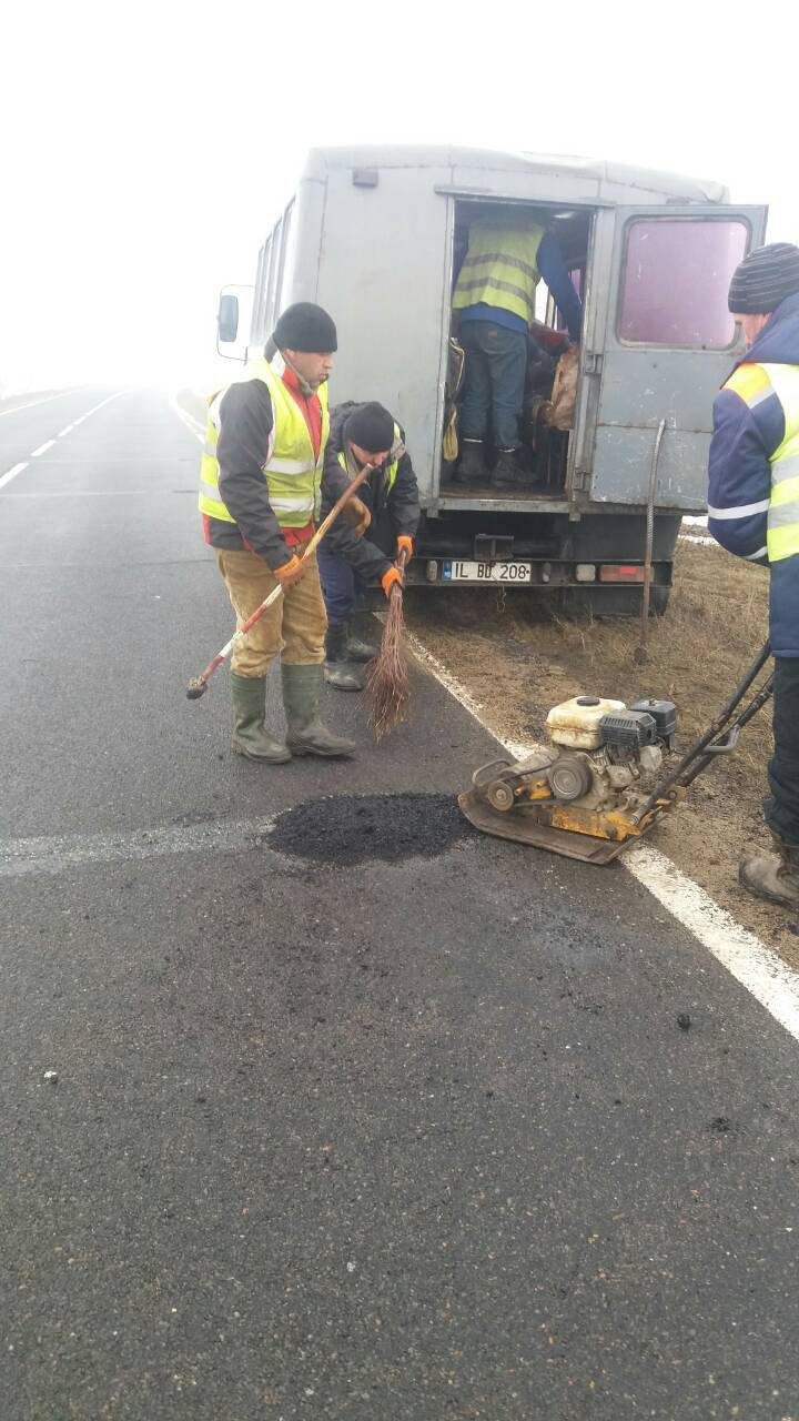 IMAGINI de pe șoseaua Chișinău-Leușeni. Cum se asfaltează GROPILE DIN DRUM în aceste momente (FOTO)