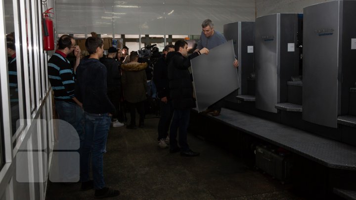 Lucru în toi la Tipografia Centrală. Buletinele de vot pentru referendum au început să fie tipărite (FOTOREPORT)