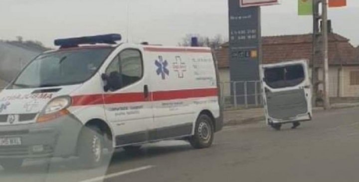 Să vezi şi să nu crezi! O ambulanţă şi-a pierdut uşa pe drum, în plin trafic (IMAGINE VIRALĂ PE INTERNET)