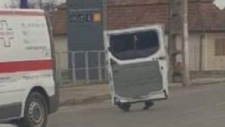 Să vezi şi să nu crezi! O ambulanţă şi-a pierdut uşa pe drum, în plin trafic (IMAGINE VIRALĂ PE INTERNET)