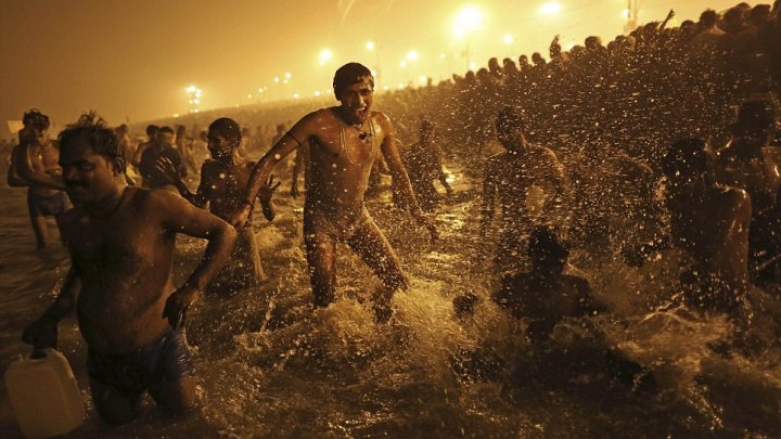 Atmosferă festivă la fluviul Gange. Zeci de milioane de hinduşi au sărbătorit cel mai mare festival religios din lume