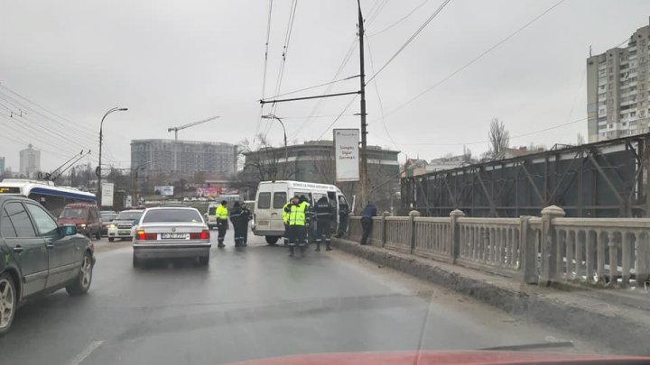 ACCIDENT TERIBIL cu implicarea unui microbuz pe podul de pe Ismail. Şoferul şi doi pasageri, BEŢI CRIŢĂ (VIDEO/FOTO)