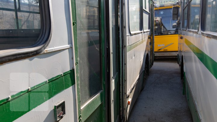 Cu rugină, zgomotoase și incomode. Cum arătau vechile autobuze care au fost înlocuite cu altele 25 (FOTOREPORT) 