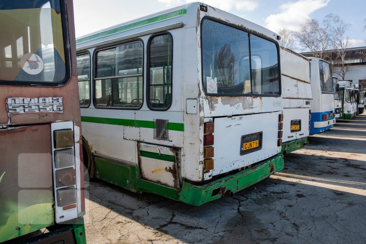 Cu rugină, zgomotoase și incomode. Cum arătau vechile autobuze care au fost înlocuite cu altele 25 (FOTOREPORT) 