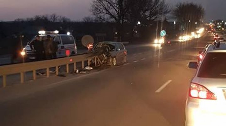 ACCIDENT GRAV în apropiere de Măgdăceşti. Un şofer a intrat cu maşina într-un parapet (IMAGINI CU PUTERNIC IMPACT EMOŢIONAL)