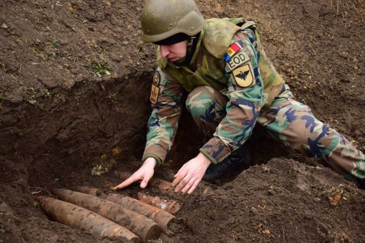 PERICOL DE EXPLOZIE lângă Hîrbovăţ, Anenii Noi. Au fost descoperite BOMBE din Al Doilea Război Mondial (FOTO)