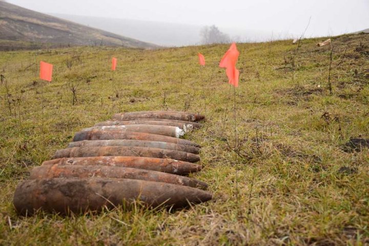 PERICOL DE EXPLOZIE lângă Hîrbovăţ, Anenii Noi. Au fost descoperite BOMBE din Al Doilea Război Mondial (FOTO)