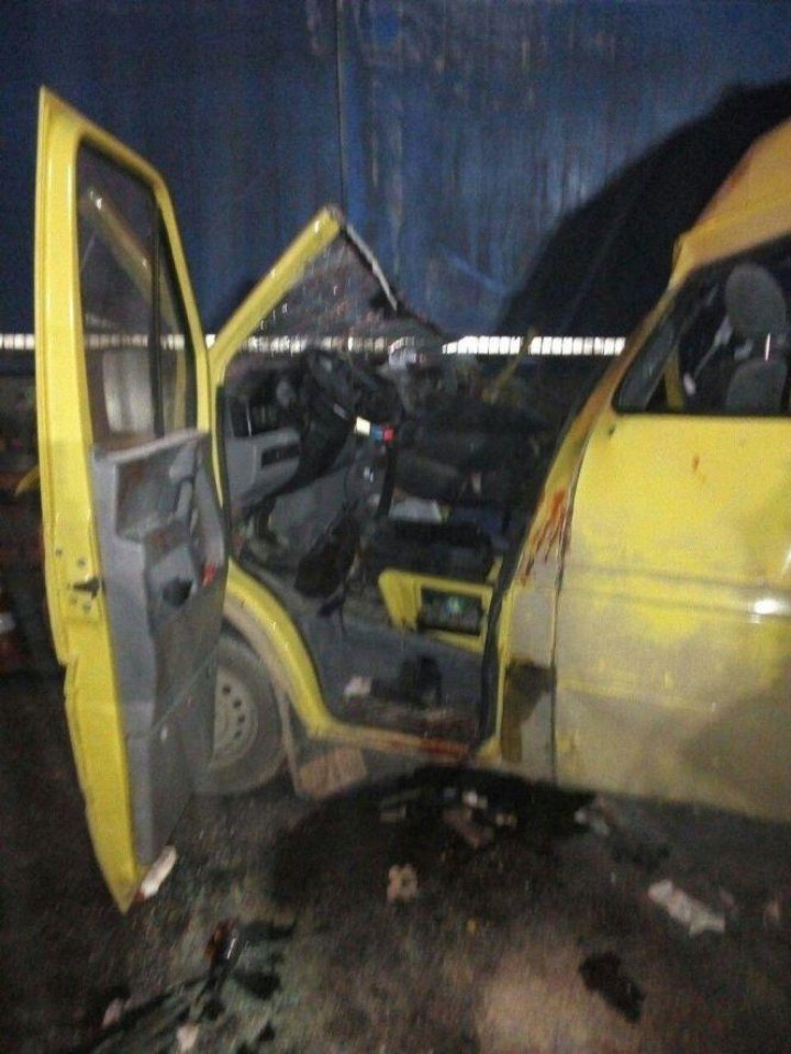 Accident mortal în apropiere de regiunea Vinița. Trei moldoveni au decedat, iar alții patru au fost răniți (FOTO)