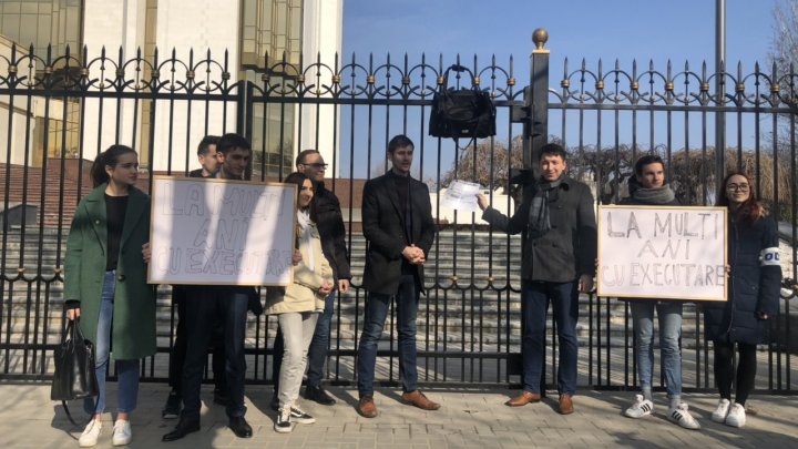 Cadouri de la mulţi ani pentru Dodon. Ce i-au agăţat unioniştii la gard (FOTO)