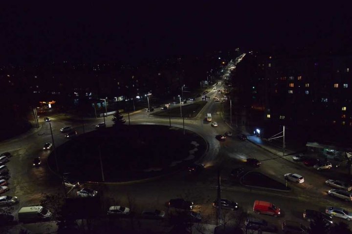 VESTE BUNĂ! Strada Alba Iulia din Sectorul Buiucani al Capitalei, iluminată