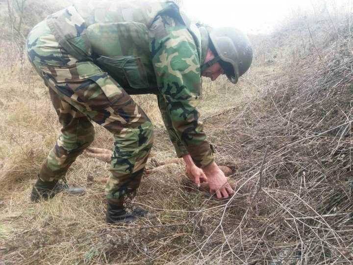 Arsenal de muniţii, distrus de geniştii militari la Căuşeni (FOTO)