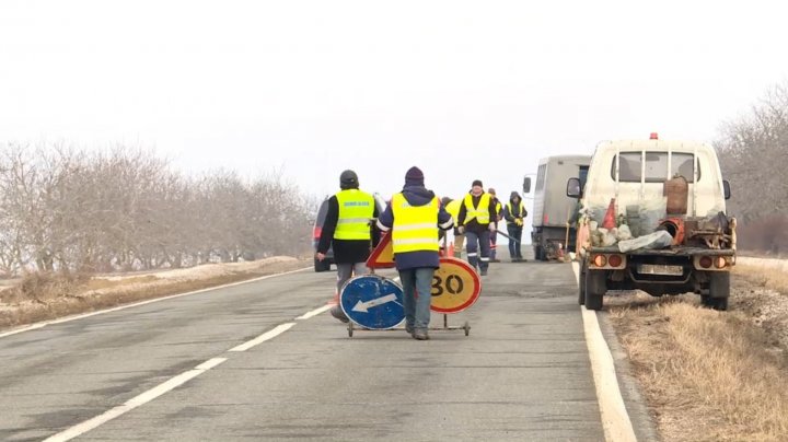 Gropi plombate cu asfalt rece. Unul dintre cele mai importante drumuri din ţară este în reparație (FOTO)