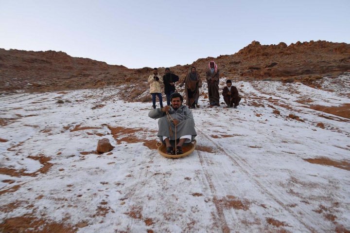 A NINS în Arabia Saudită. Localnicii au ieșit pe derdeluș cu sănii improvizate (FOTO)