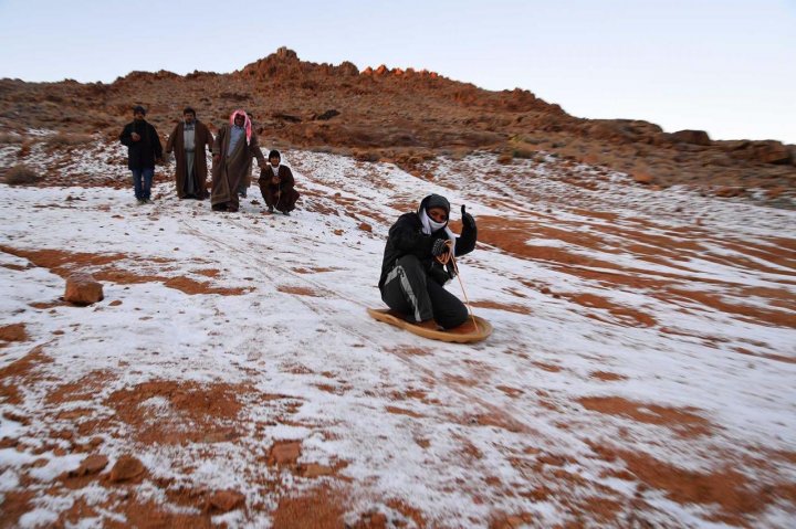 A NINS în Arabia Saudită. Localnicii au ieșit pe derdeluș cu sănii improvizate (FOTO)