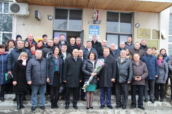 Candidatul PDM Monica Babuc şi-a inaugurat un birou de campanie la Ialoveni şi a primit în audienţă mai mulţi localnici