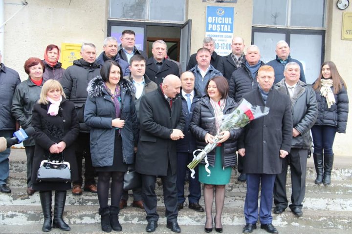 Candidatul PDM Monica Babuc şi-a inaugurat un birou de campanie la Ialoveni şi a primit în audienţă mai mulţi localnici