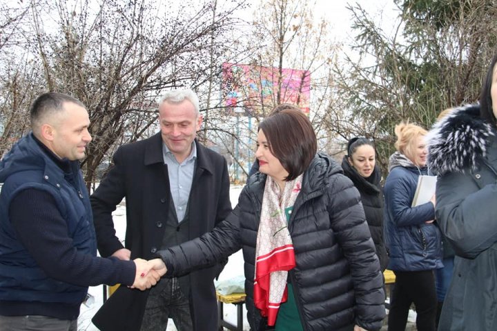 Candidatul PDM Monica Babuc şi-a inaugurat un birou de campanie la Ialoveni şi a primit în audienţă mai mulţi localnici