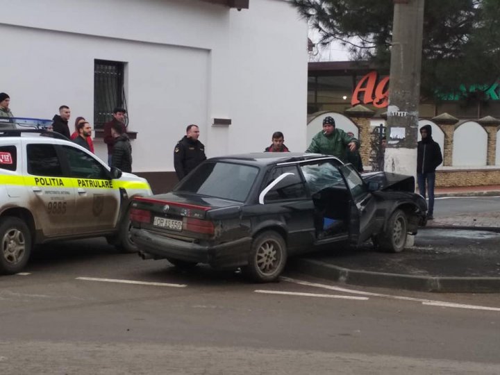 Un tânăr MORT DE BEAT și FĂRĂ PERMIS de conducere, trântit la pământ de poliție. A fugit și a intrat cu mașina într-un stâlp (VIDEO)