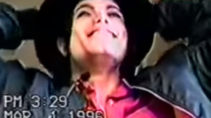 Se compara cu Iisus. Imagini bizare din timpul anchetării lui Michael Jackson în contextul acuzaţiilor de pedofilie (VIDEO)