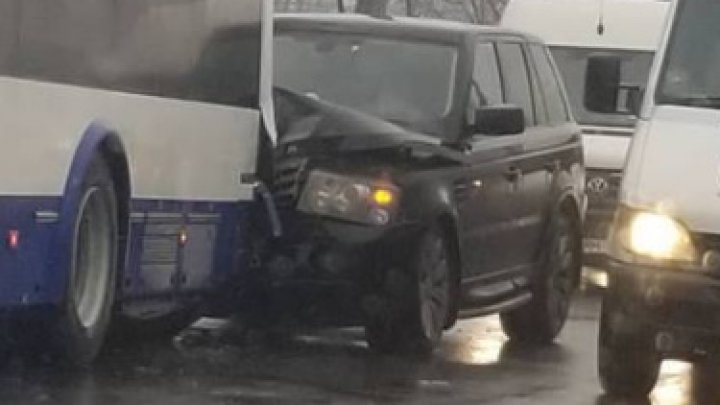 Accident GRAV în Capitală. O şoferiţă a intrat cu maşina direct într-un troleibuz (VIDEO)