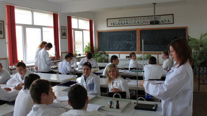 VESTE BUNĂ pentru elevi. Laboratoarele de chimie, biologie şi fizică din 183 de școli vor fi dotate cu echipamente moderne