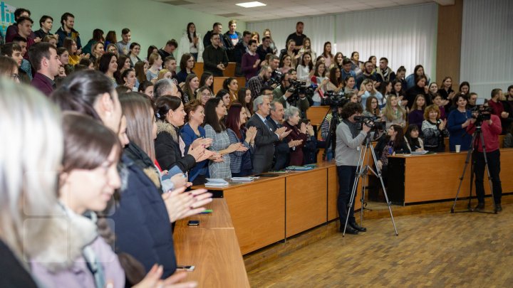 (FOTO) Ambasadorul SUA la Chişinău s-a întâlnit cu studenţii de la FRIŞPA: Moldovenii au demonstrat că pot fi uniţi în drumul lor european