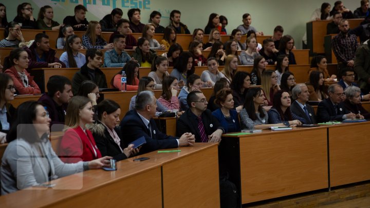 (FOTO) Ambasadorul SUA la Chişinău s-a întâlnit cu studenţii de la FRIŞPA: Moldovenii au demonstrat că pot fi uniţi în drumul lor european