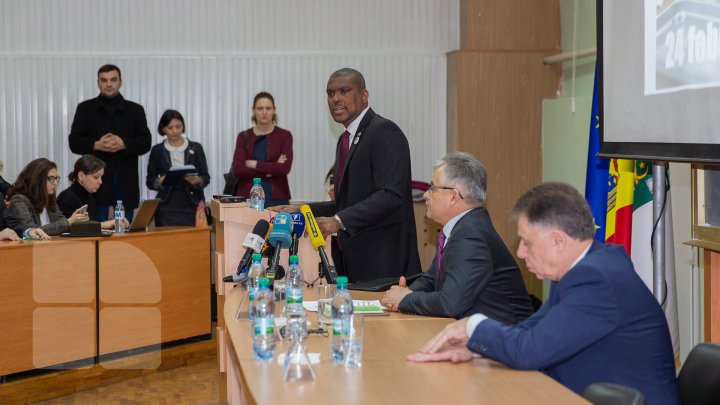 (FOTO) Ambasadorul SUA la Chişinău s-a întâlnit cu studenţii de la FRIŞPA: Moldovenii au demonstrat că pot fi uniţi în drumul lor european